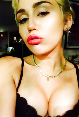 Famous celebrity Miley Cyrus making nude selfies