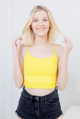Maria Anjel Peel Off Her Clothes And Show Off Her Slim Sexy Body
