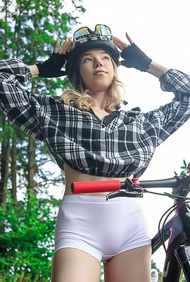 Sporty Beauty Mirka Peels Off Her Skintight Shorts